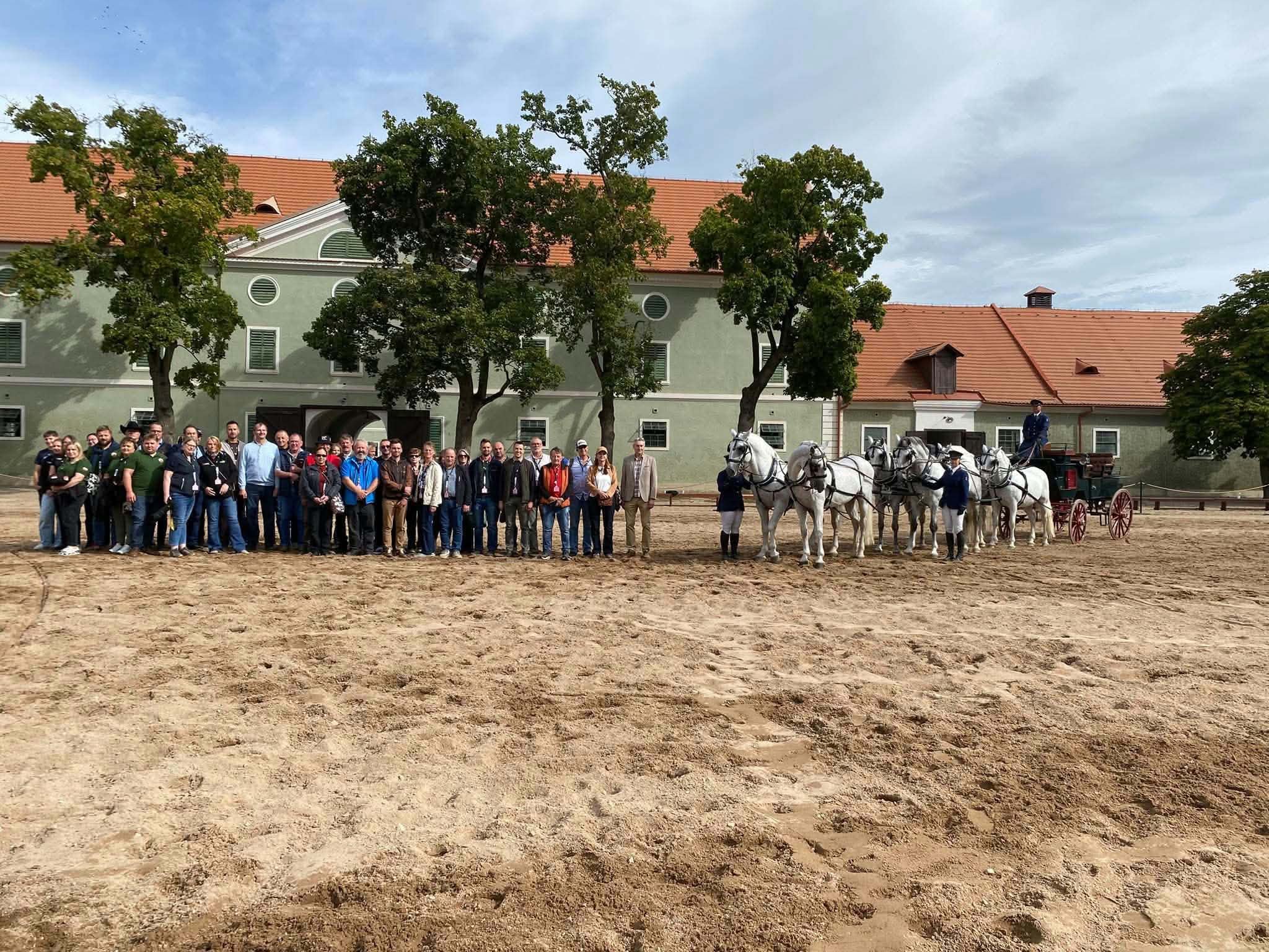 ÚČASTNÍCI KONGRESU WSFF NAVŠTÍVILI NÁRODNÍ HŘEBČÍN