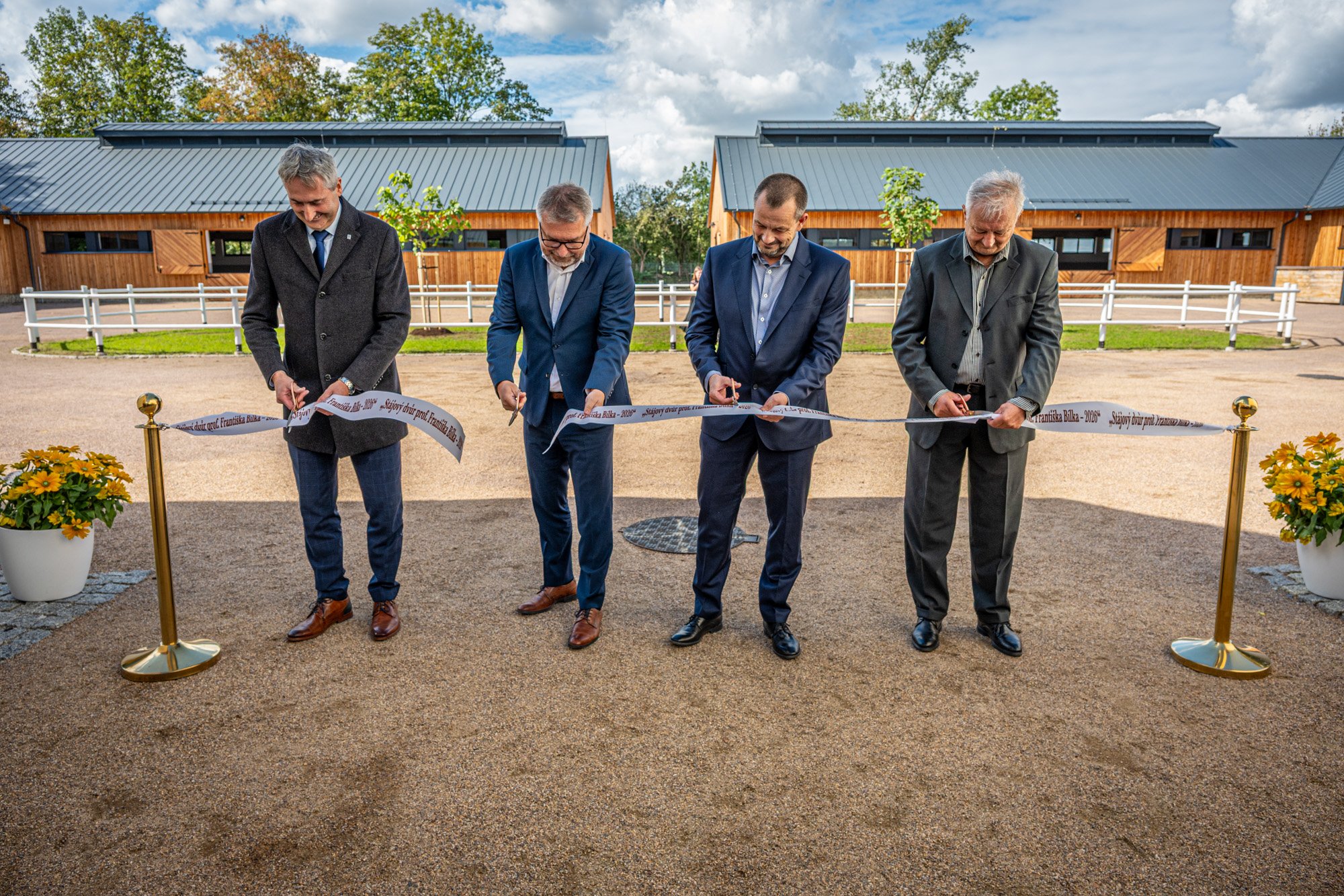 NÁRODNÍ HŘEBČÍN KLADRUBY NAD LABEM SLAVNOSTNĚ UVEDL DO PROVOZU NOVÝ STÁJOVÝ DVŮR PROF. FRANTIŠKA BÍLKA VE SLATIŇANECH