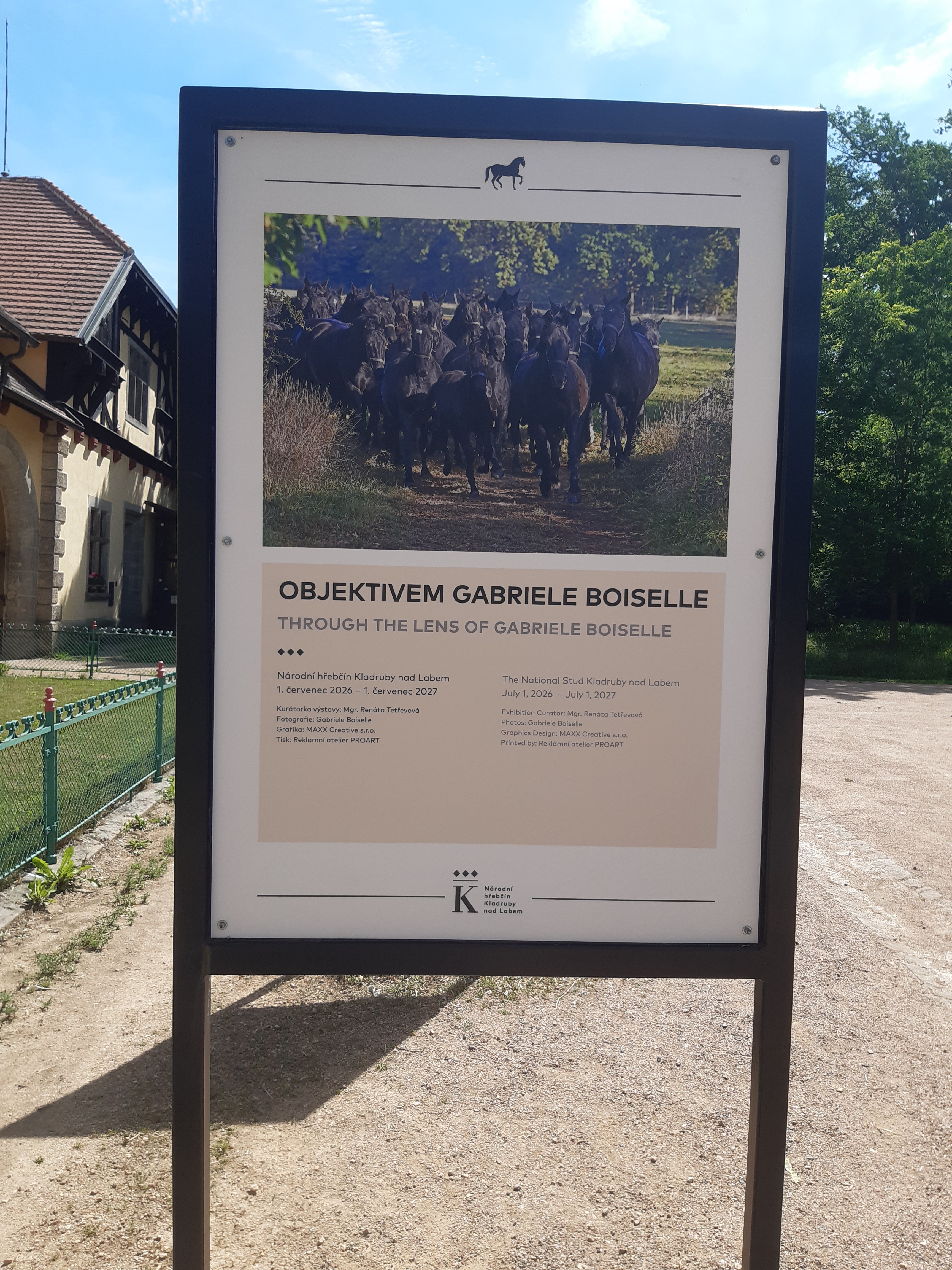 PANELOVÁ VÝSTAVA „OBJEKTIVEM GABRIELE BOISELLE“ PŘED SPRÁVNÍ BUDOVOU HŘEBČÍNA SLATIŇANY