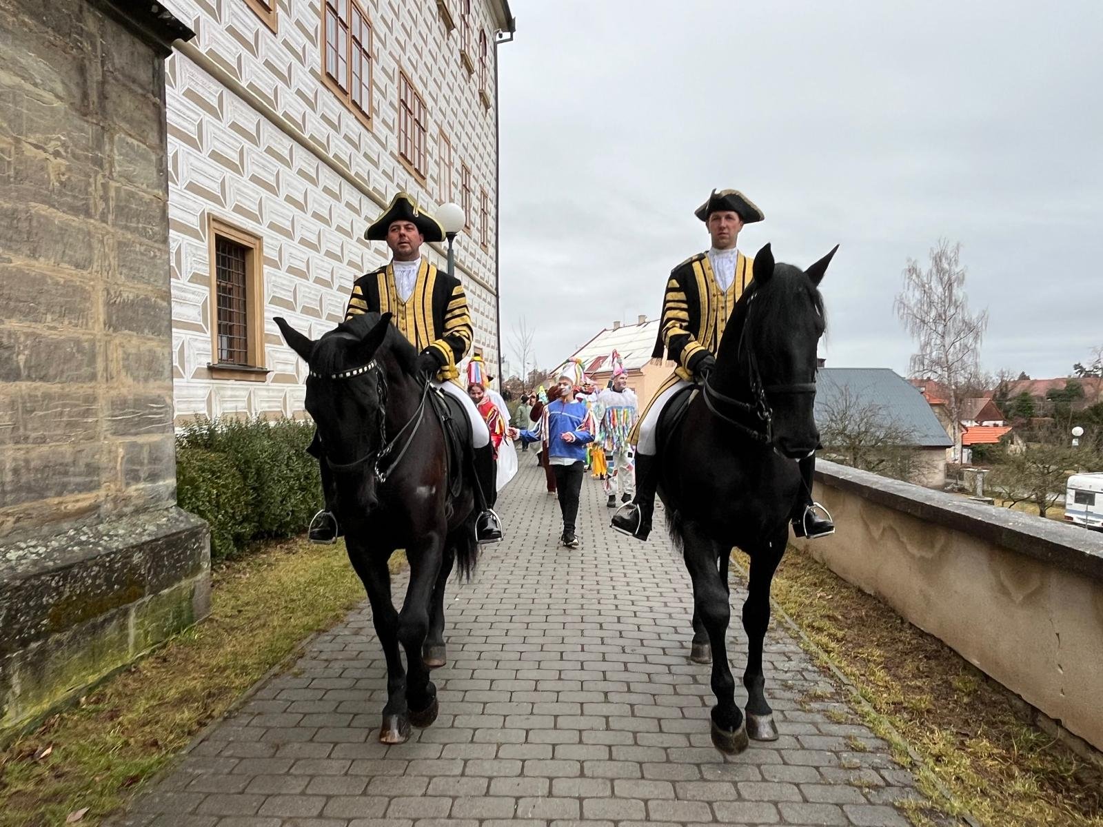 STAROKLADRUBŠTÍ VRANÍCÍ V ČELE MASOPUSTNÍHO PRŮVODU 